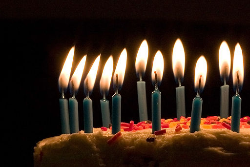512px-blue_candles_on_birthday_cake